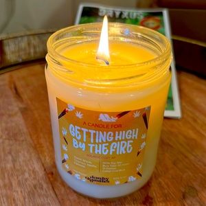 Scent: Maple Syrup, Cinnamon, Vanilla
100% Soy Wax 
90 Hour Burn Time / 13 OZ